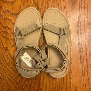 Men’s size 9 tan Teva Sandlas never worn